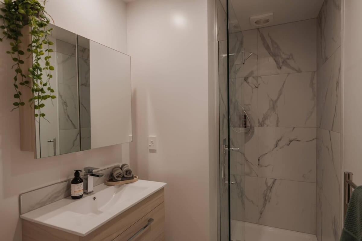 Casino Luxury Suite City Centre - Sleeps 5 ไครสต์เชิร์ช ภายนอก รูปภาพ